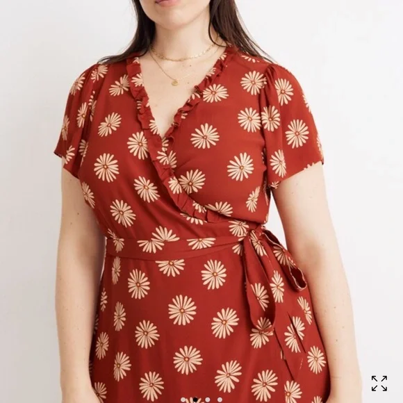Madewell Ruffle-Edge Wrap Midi Dress in Daisy
Daydream - Picture 4 of 6